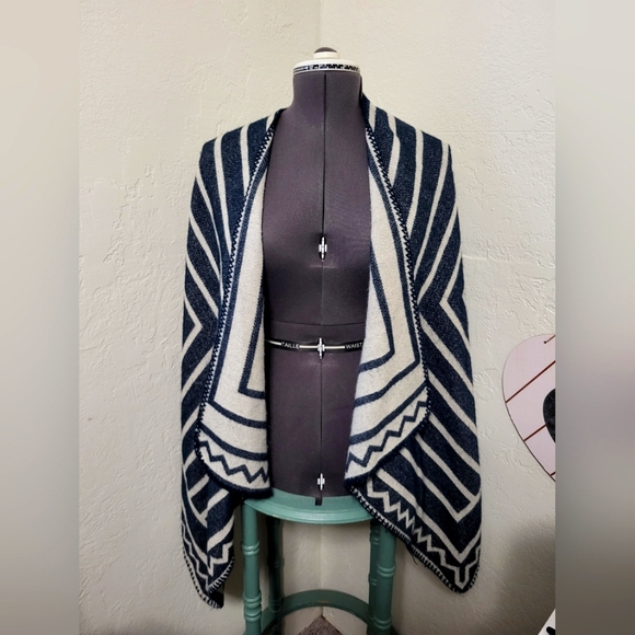 One Size Fully Open Poncho - Picture 1 of 5